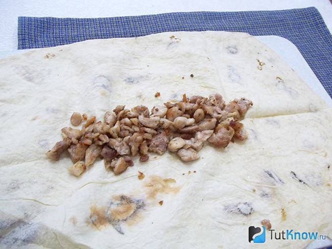 На лаваш выложено жареное мясо