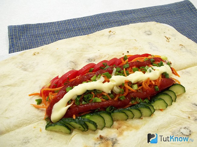 К мясу добавлены нарезаны овощи, корейская морковь, майонез и кетчуп