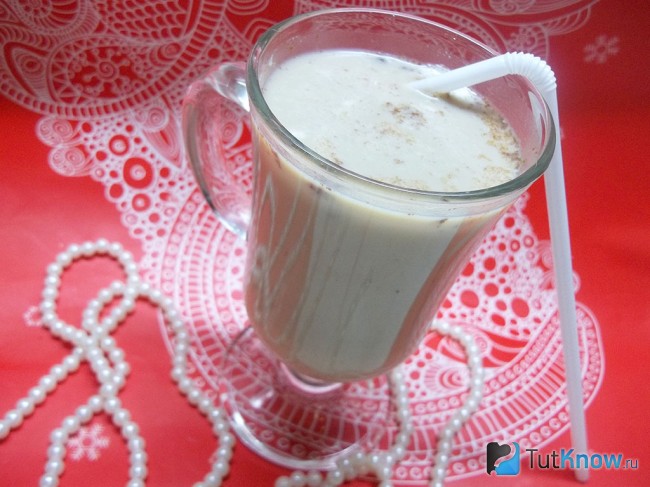 Готовый кофе с молоком и корицей