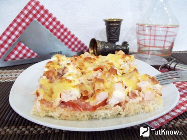 Готовая пицца с мясом и помидорами