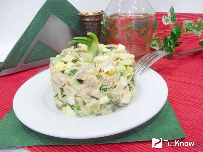 Готовый салат с копченым мясом