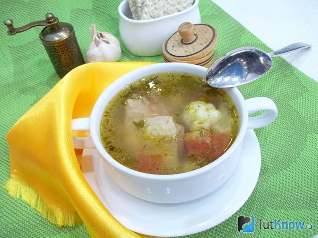 Готовый легкий овощной суп на курином бульоне