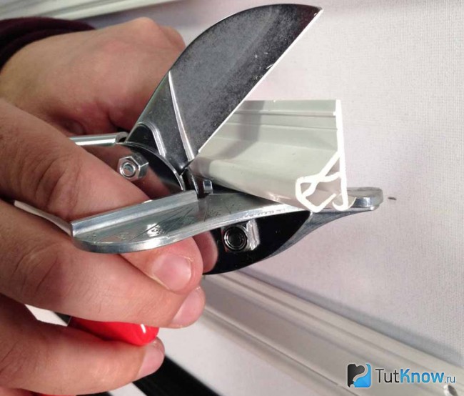 Багет из пластика для натяжного потолка