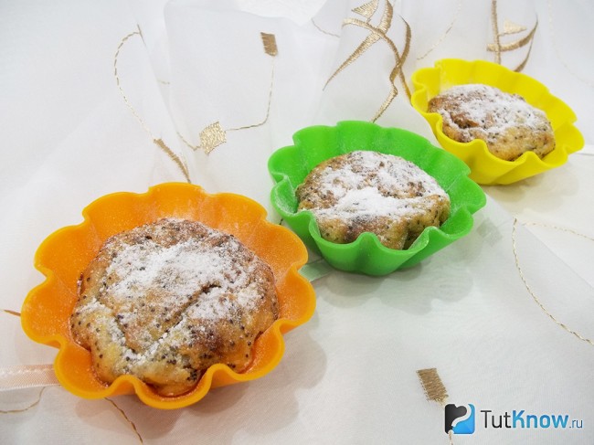Готовые творожные кексы с маком