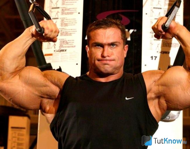 Спортсмен тренируется со жгутом