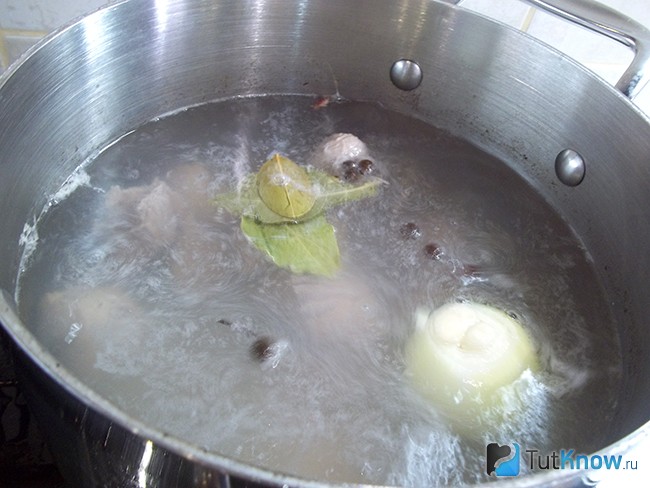 Мясо и луковица варятся в кастрюле