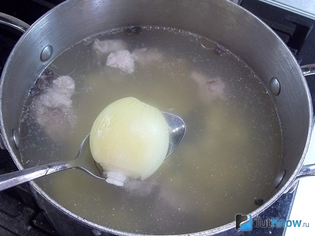 Из кастрюли извлекается луковица