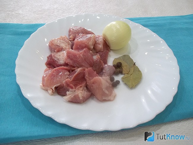 Мясо нарезано, луковица очищена