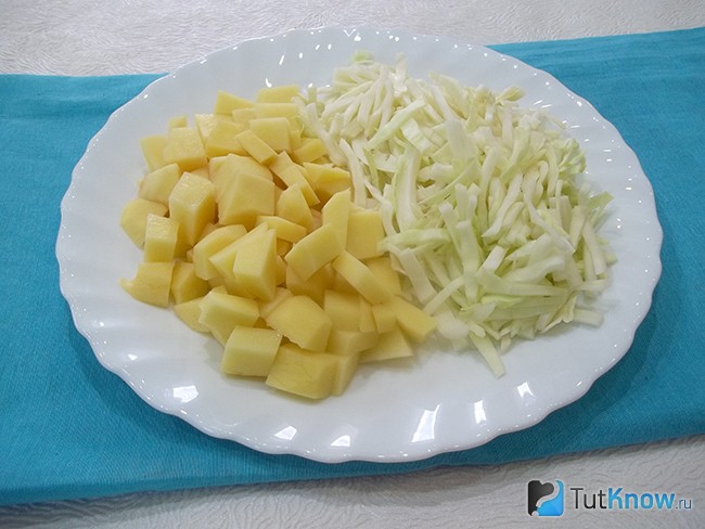 Картофель очищен и нарезан, капуста нашинкована