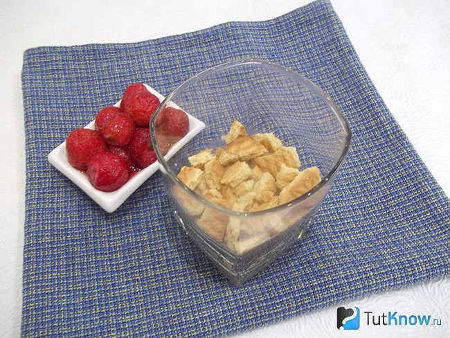 Сверху овсянки выложены кусочки печенья
