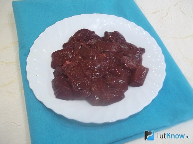 Печень очищена от пленки, вымыта и нарезана кусочками