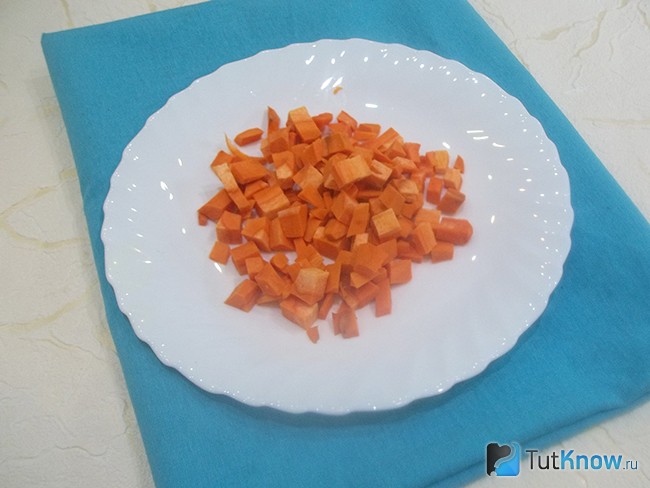 Морковь очищена и нарезана