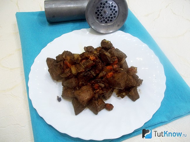 Готовая печень и сало перекручиваются на мясорубке