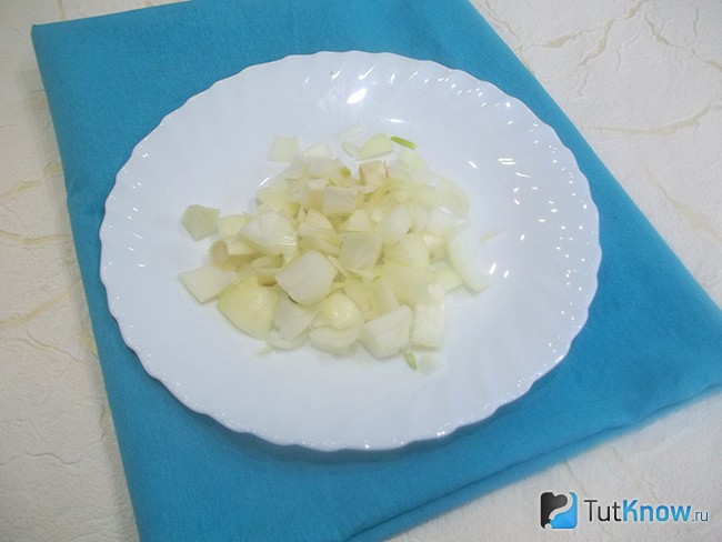 Луковица очищена и нарезана