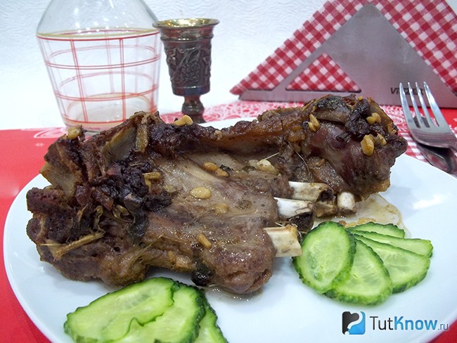 Мясо запечено в духовке
