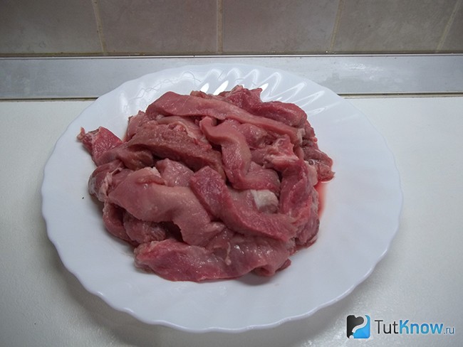 Мясо нарезано соломкой
