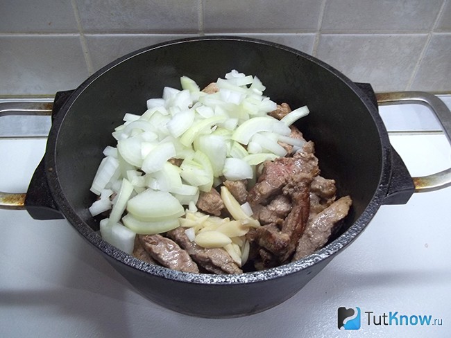К жареному мясу добавлен лук и чеснок
