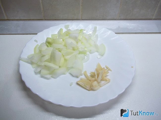 Лук и чеснок очищены и нашинкованы