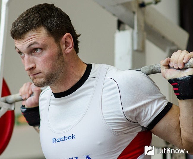 Спортсмен готовится к выполнению рывка штанги