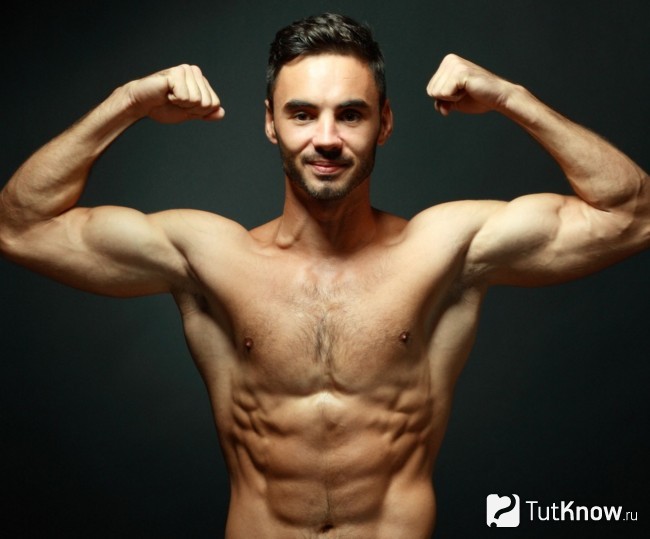 Спортсмен демонстрирует мускулы