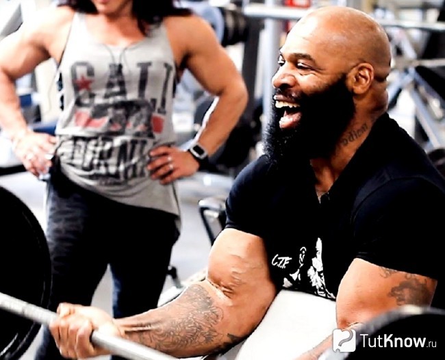 CT Fletcher тренируется со штангой