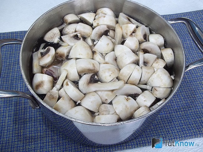 Грибы и мясо варятся в кастрюле