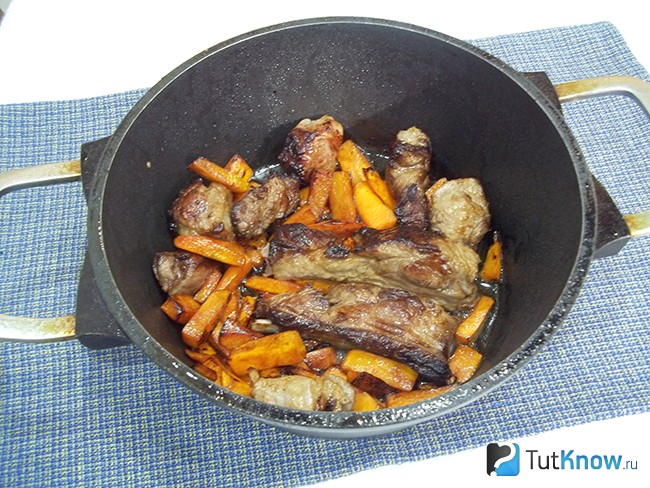 Морковь и мясо обжарены