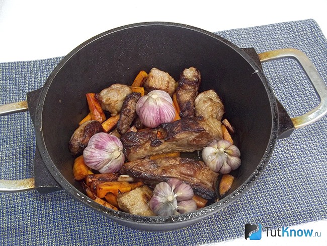 К моркови и мясу добавлены головки чеснока