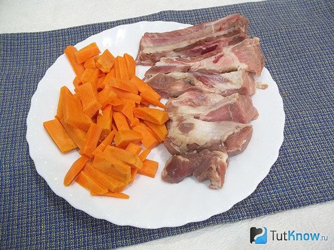 Морковь и мясо нарезаны