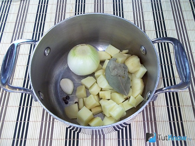 Картофель и лук опущены в кастрюлю