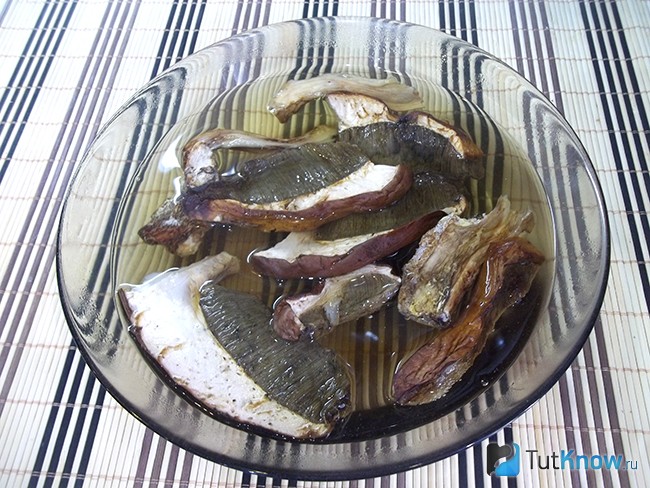 Грибы замочены
