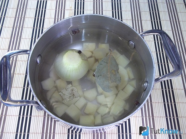 Картофель и лук варятся