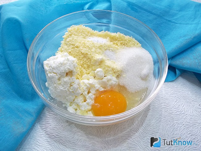 Все продукты соединены в миске