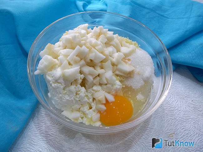 К продуктам добавлено нарезанное яблоко