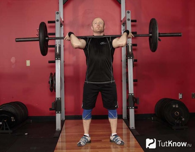 Атлет выполняет толчок штанги от груди