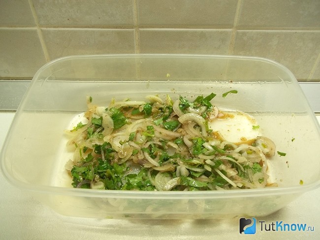 Все продукты для маринования перемешаны
