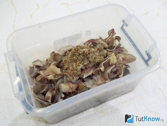 Ушки заправлены маринадом