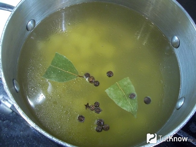 Картофель опущен в кастрюлю, залит водой и добавлены пряности