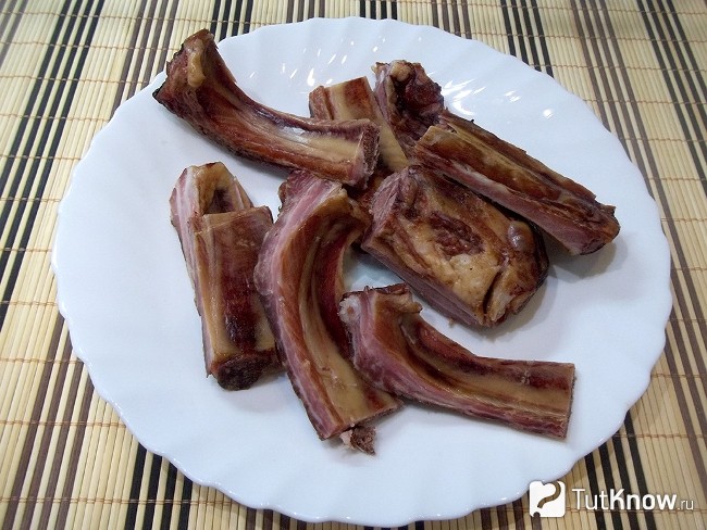 Свиные ребрышки нарезаны кусочками