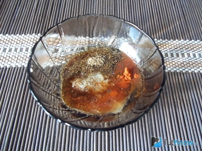 Продукты для маринада соединены