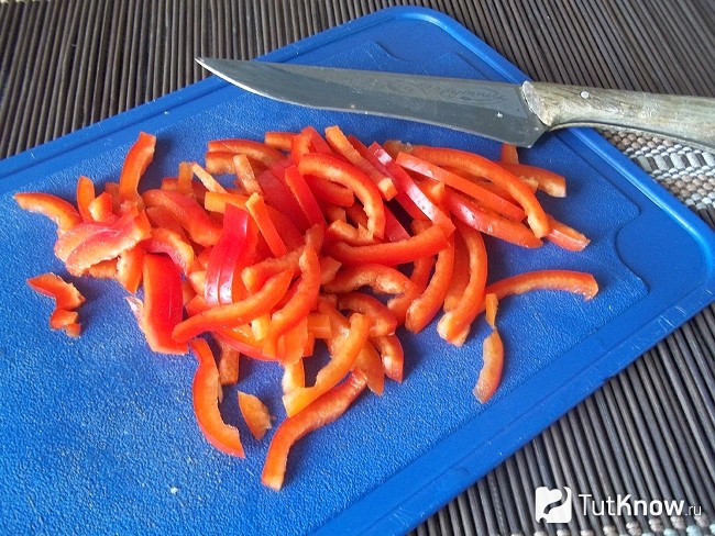 перец нарезан соломкой