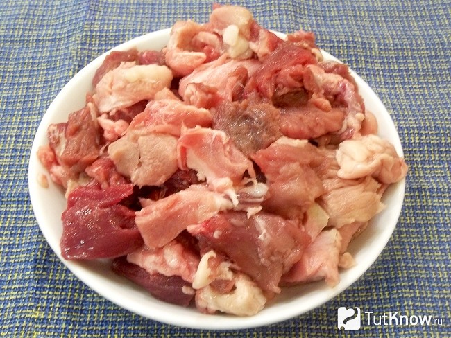 Мясо нарезано кубиками