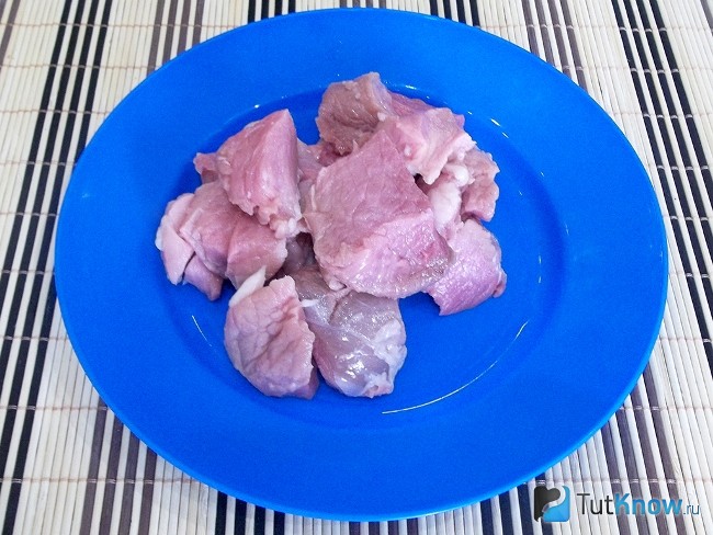 Мясо нарезано кусочками