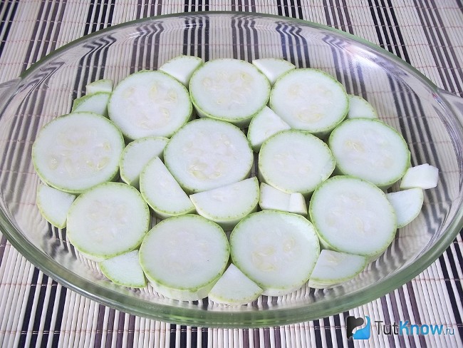 Кабачки нарезаны кольцами и выложены в форму для запекания