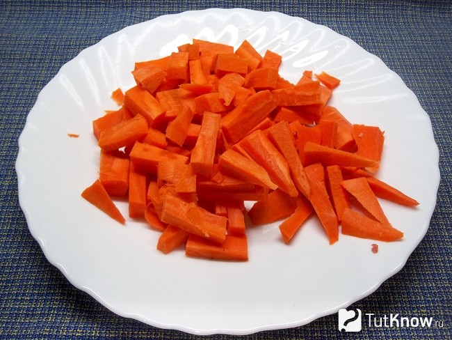 Морковь нарезана длинными брусками
