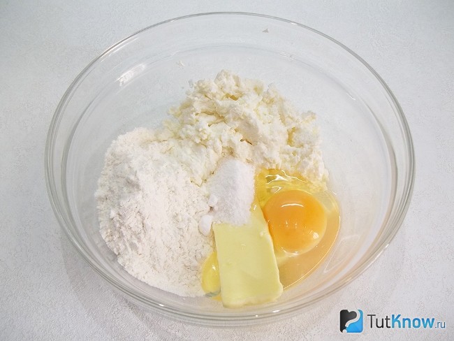 Все продукты соединены в глубокой емкости