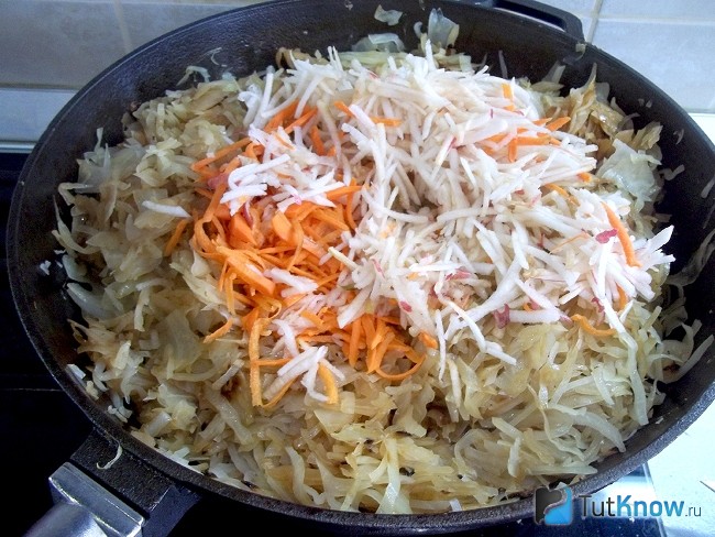 Морковь и яблоко добавлены в сковороду к капусте