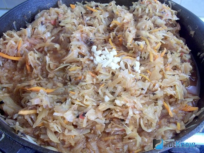 Чеснок добавлен в сковороду ко всем продуктам