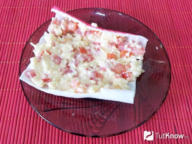 Крабовая палочка раскручена и на нее нанесена начинка