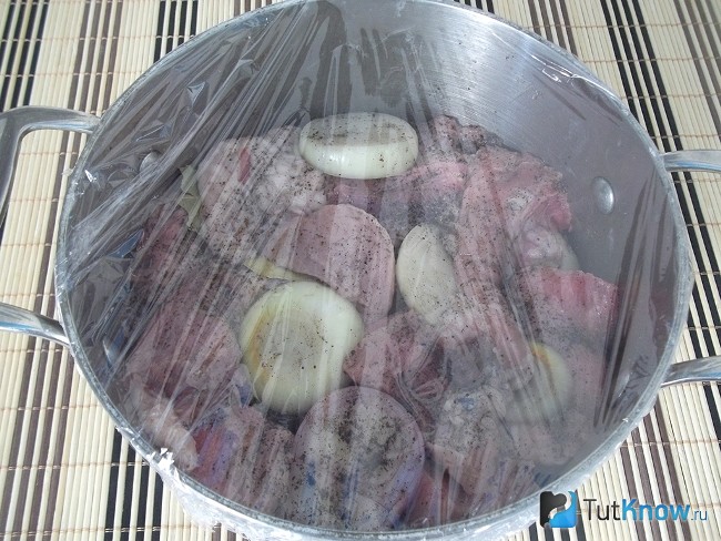 Мясо обернуто пищевой пленкой и оставлено мариноваться